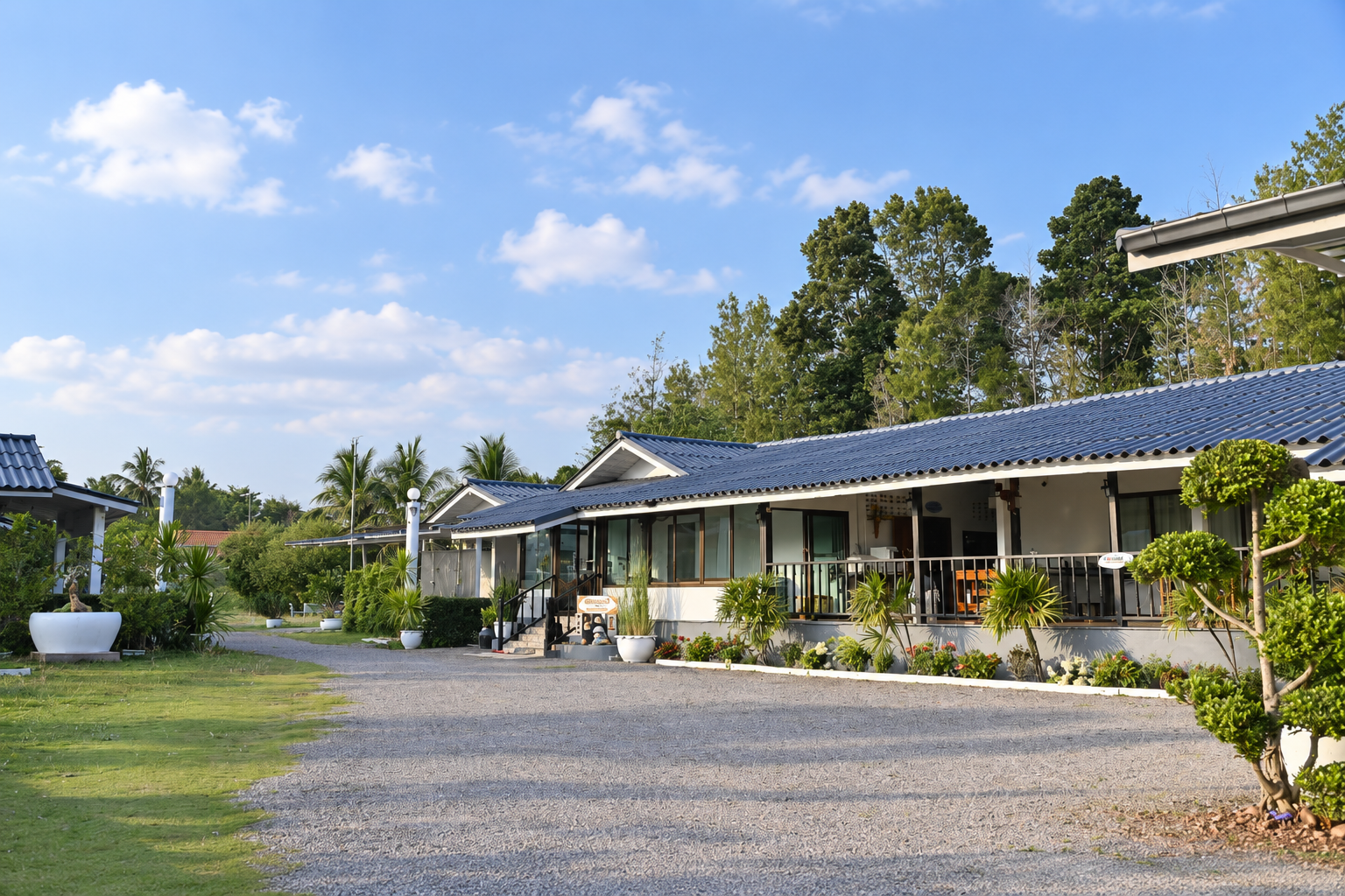 บริเวณที่พักในบรรยากาศเงียบสงบ