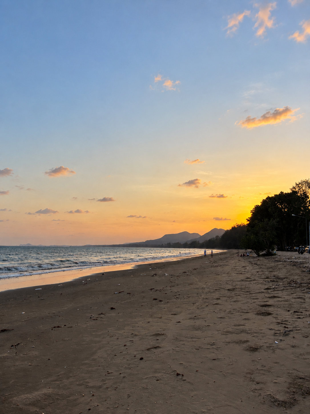 พระอาทิตย์ตกริมชายหาดอ่าวบางสน